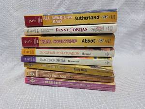 lot 983 image: Harlequin Romance Novel Collection - 8 Book Set