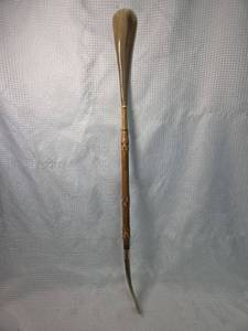 lot 1791 image: Victorian Horn Handle Shoe Horn with Carved Wood Shaft