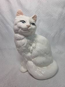 lot 1795 image: White Ceramic Persian Cat Figurine by Artistic Gifts