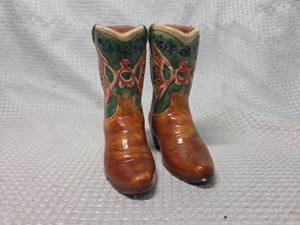 lot 1843 image: Miniature Decorative Cowboy Boot Salt and Pepper Shakers