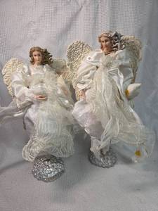 lot 1864 image: Decorative White Angel Figurines Set