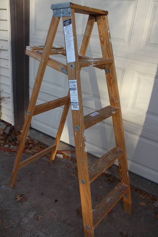 lot 2026 image: 5 Foot Wooden Step Ladder