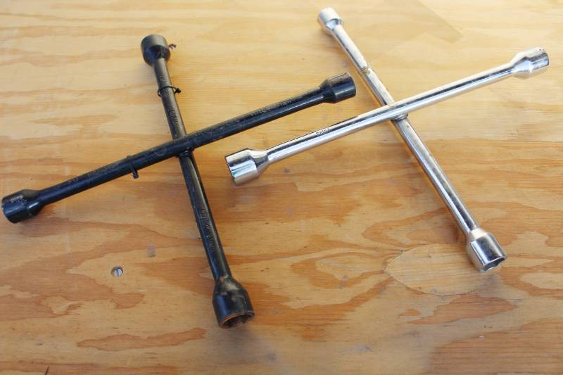 lot 2033 image: 2 Lug Wrenches
