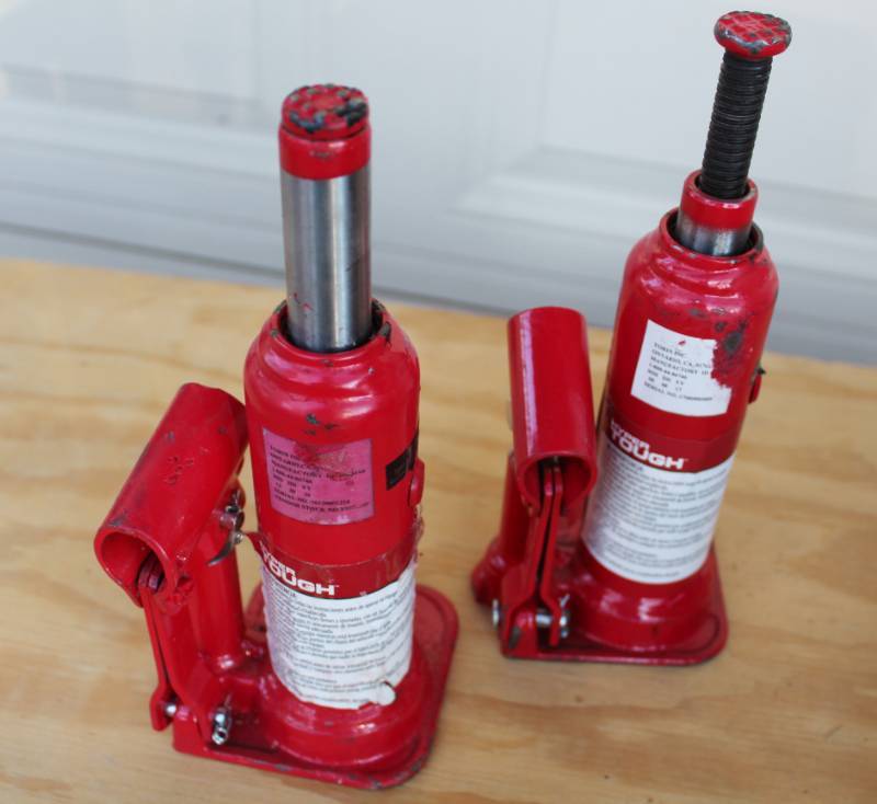 lot 2039 image: Lot of 2 - Bottle Jacks - 2 Ton