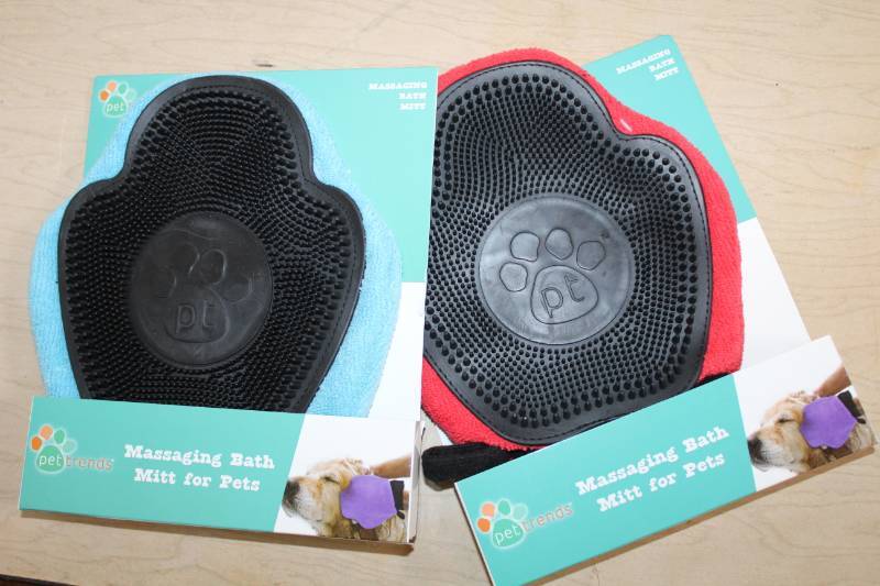 lot 2050 image: Lot of 2 Massaging Bath Mitts