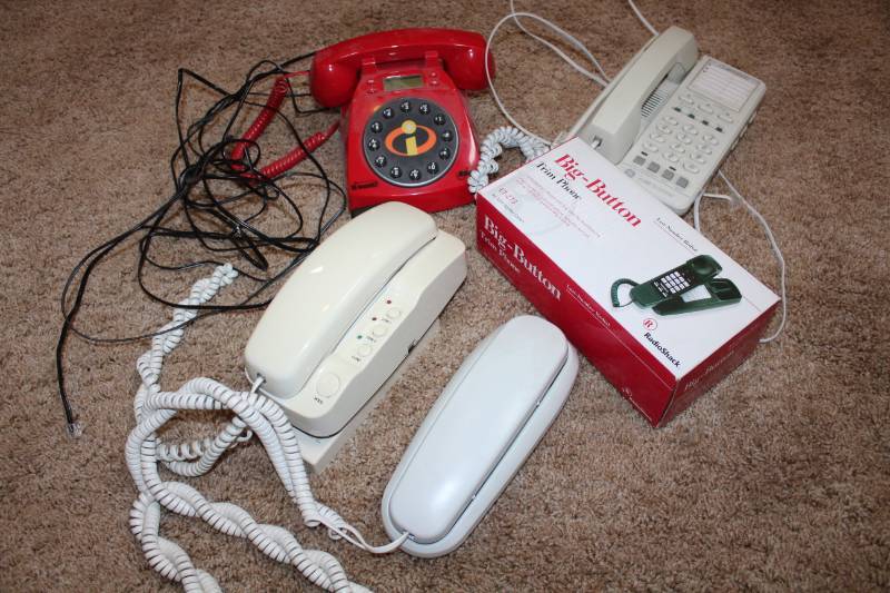 lot 2052 image: Lot of 5 Phones