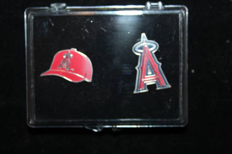 lot 2056 image: PIN Set