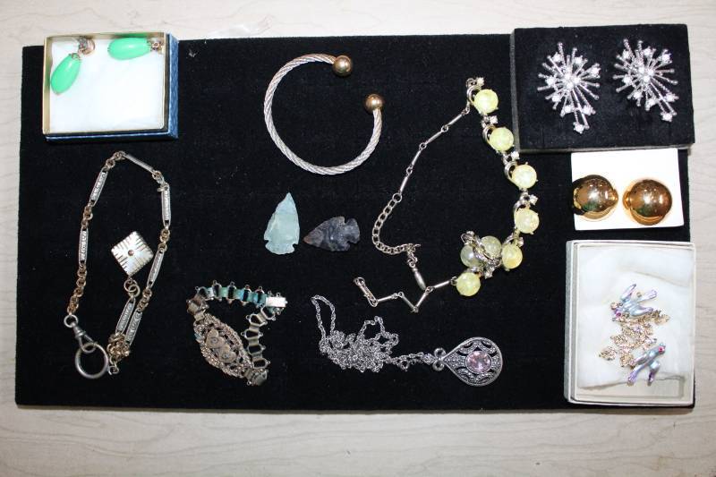 lot 2058 image: Costume Jewelry