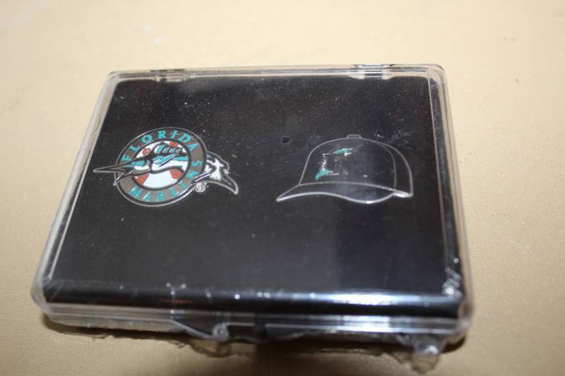 lot 2059 image: Marlins Pin Set