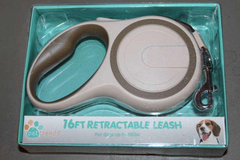 lot 2105 image: Retractable Leash- 16 Ft
