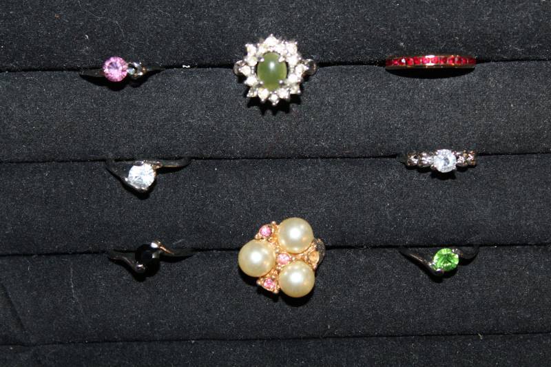 lot 2122 image: Lot of 8 Rings