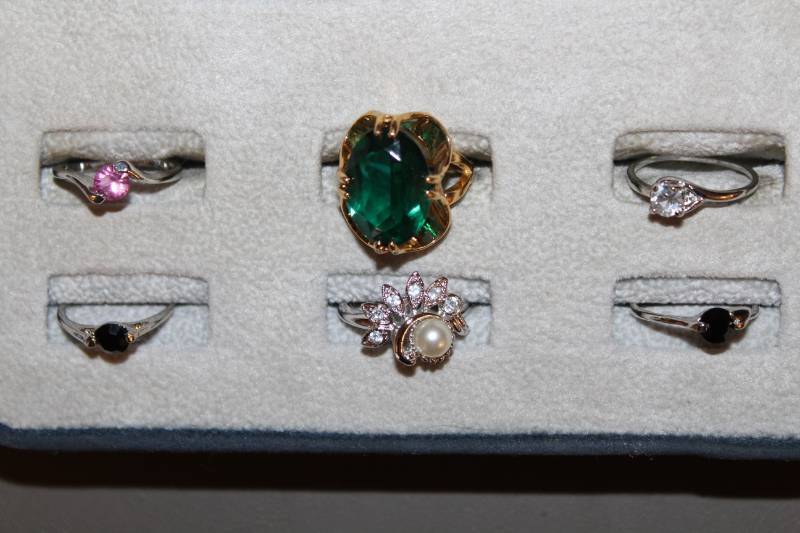 lot 2132 image: Lot of 6 Rings