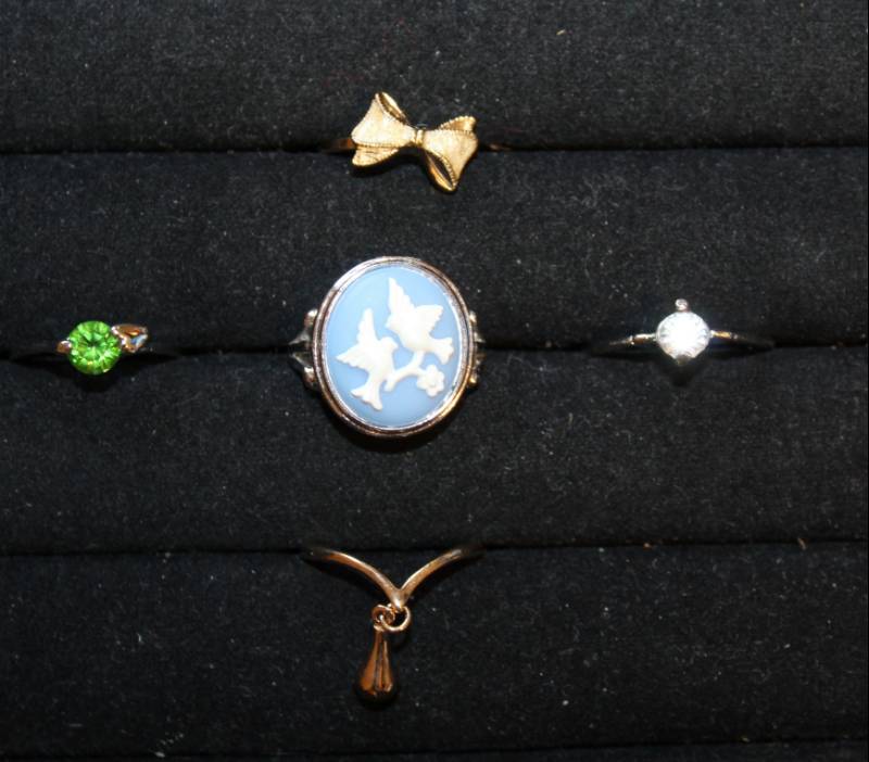 lot 1904 image: Five Assorted Rings