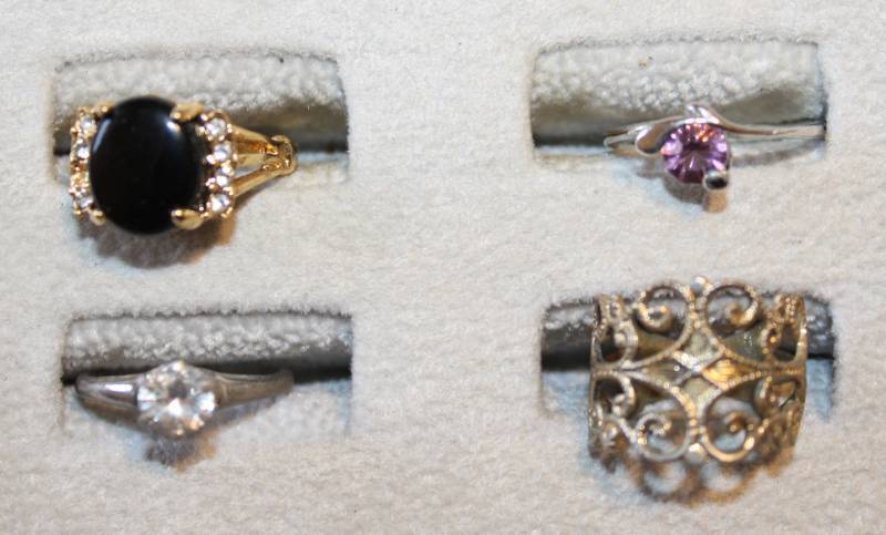 lot 1908 image: Assorted Rings