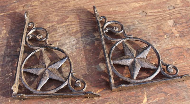 lot 1915 image: Two Decorative Cast Iron Star Embellished Shelf Brackets