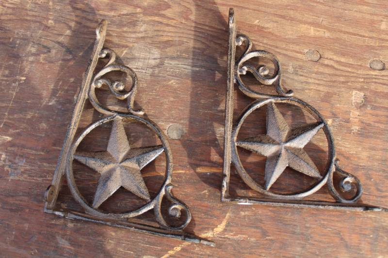 lot 1925 image: Two Cast Iron Shelf Brackets Embellished With Stars - Very Pretty - 6 12 Inches x 9 Inches