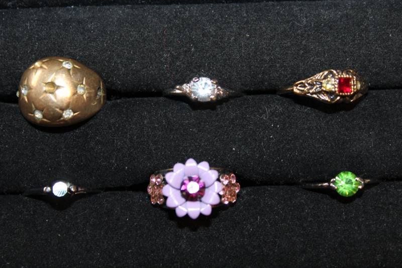 lot 1931 image: Six Assorted Rings