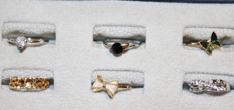 lot 1934 image: Assorted Rings