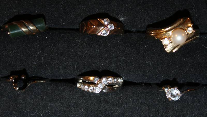 lot 1940 image: Six Assorted Rings
