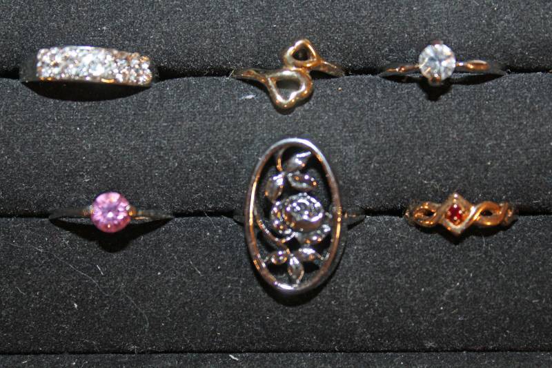 lot 1943 image: Six Assorted Rings