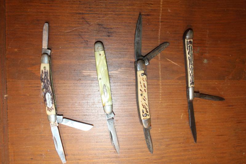 lot 1964 image: Lot of 4 Pocket Knives