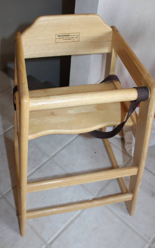 lot 1989 image: High Chair--- Like New