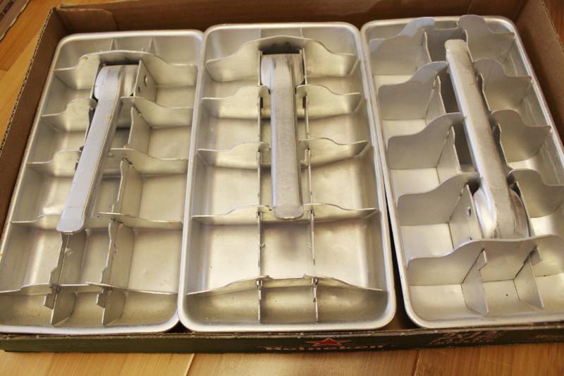 lot 1092 image: Lot of 3 Old Ice Trays