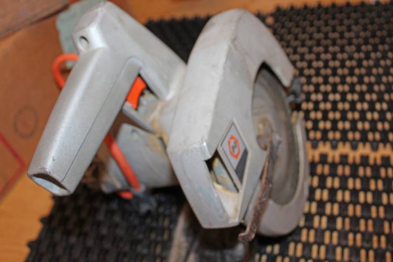 lot 1107 image: Black and Decker Circular Saw 7 14 Inches - Works