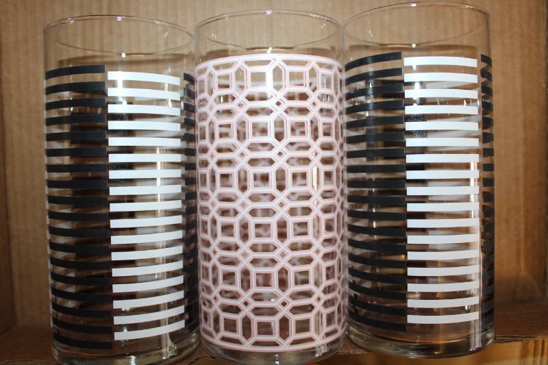 lot 1119 image: Lot of 3 - 32 oz. Glasses