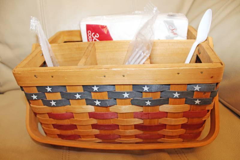 lot 1332 image: Picnic Organizer - Basket Only