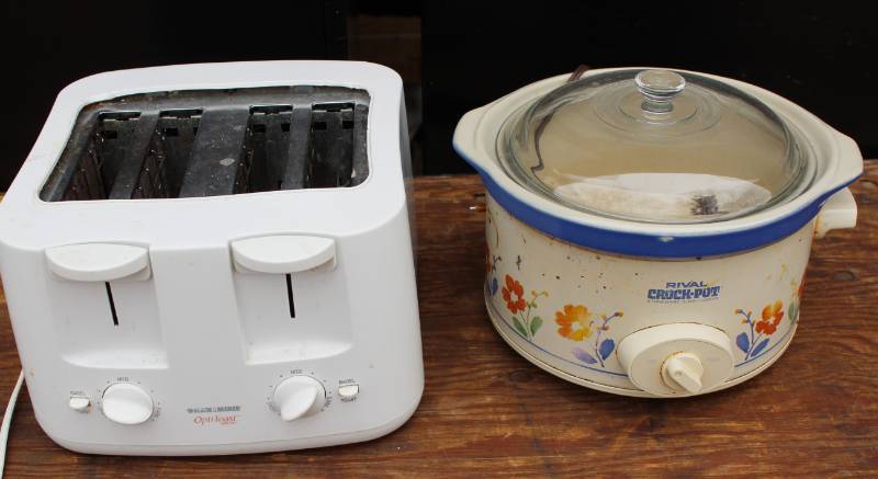 lot 1339 image: 4 Slice ToasterCrock Pot-untested, Crock Pot,missing one handle