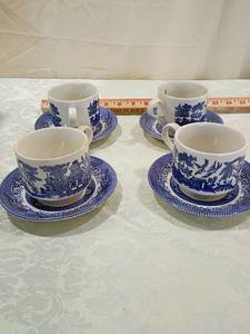 lot 9 image: Vintage Churchill est1795 Blue Willow Tea Cup and Saucer Set set of 4
