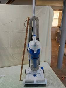 lot 15 image: Vacmaster 10 AMP Upright Vacuum Cleaner barely used one room cleaned