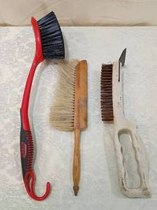 lot 17 image: Mixed Lot of 4 Cleaning Brushes