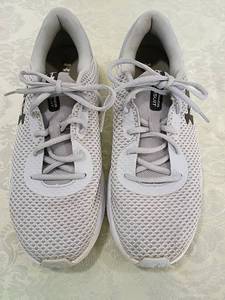lot 41 image: Under Armour Deluxe Foam Running Shoes Size 10.5