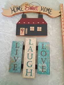 lot 59 image: Home Sweet Home Wall Decor Set