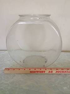 lot 75 image: Clear Glass Fish Bowl