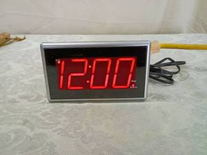 lot 87 image: Modern Digital Alarm Clock with Red LED Display