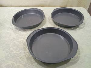 lot 90 image: 9-inch Round Non-stick Cake Pan Set