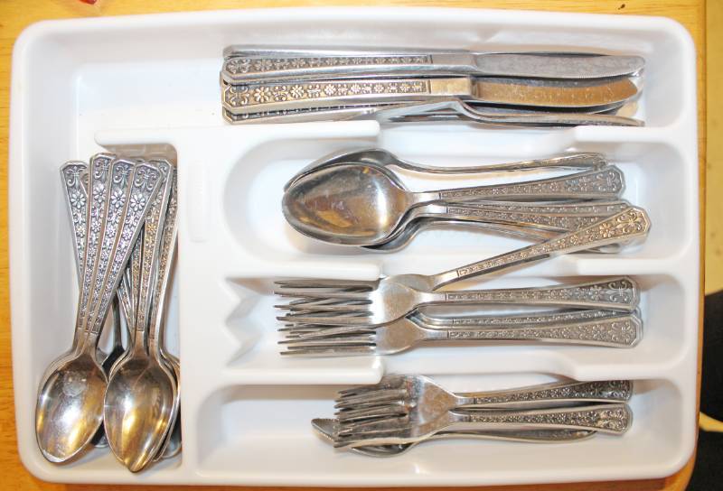lot 1540 image: Flat Ware