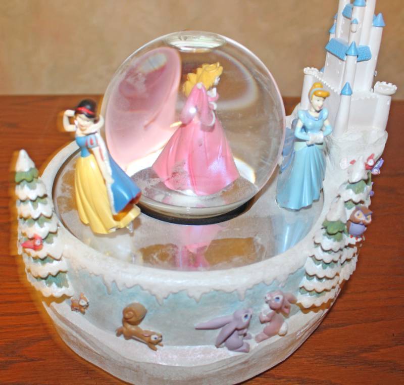 lot 1544 image: Disney Princess Music Box