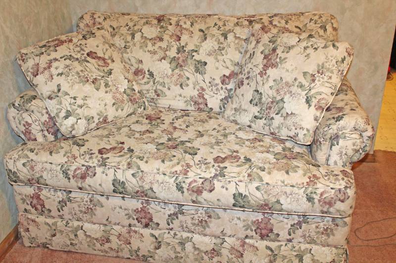 lot 1547 image: Love Seat With Hide A Bed - Flower Pattern