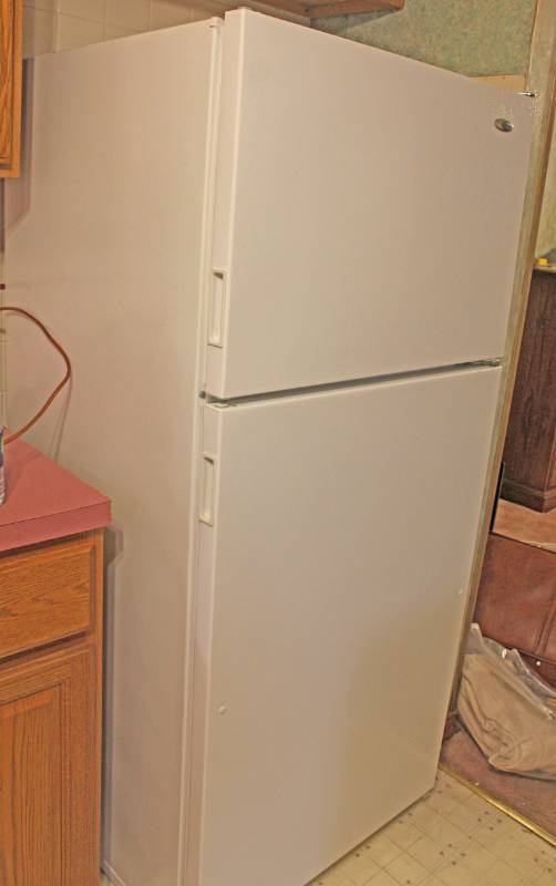 lot 1551 image: Amana Refrigerator mfg 02-14