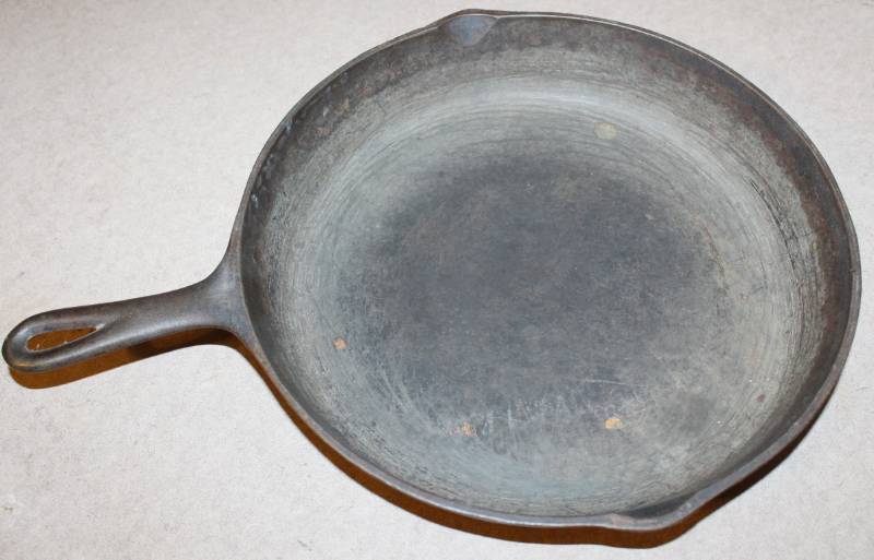lot 1552 image: Cast Iron Skillet - 12 Inches Across