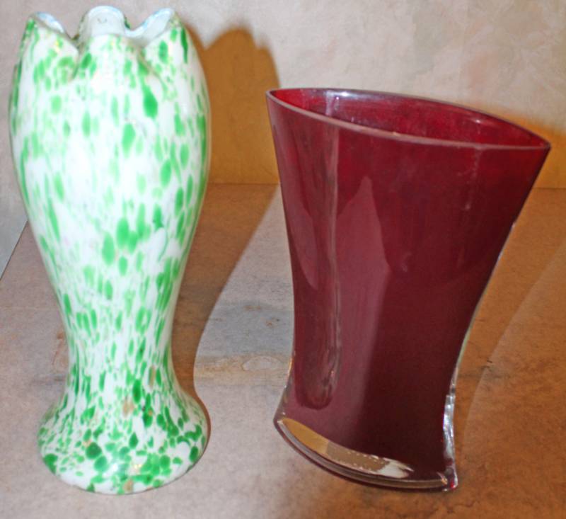 lot 1553 image: Glass Vases - Very Pretty and Unique