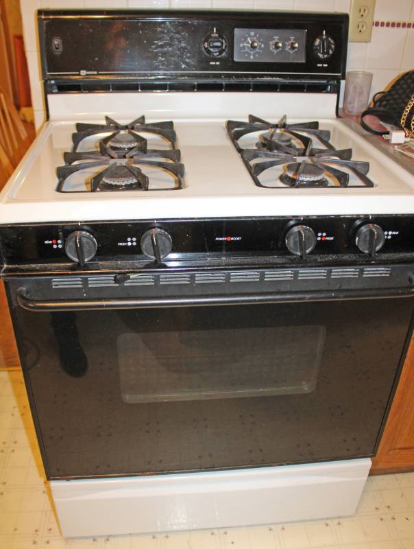 lot 1554 image: Maytag Gas Range