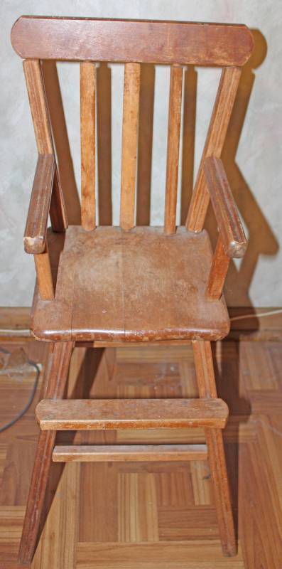 lot 1567 image: Wooden Doll High Chair - 16 Inches Tall