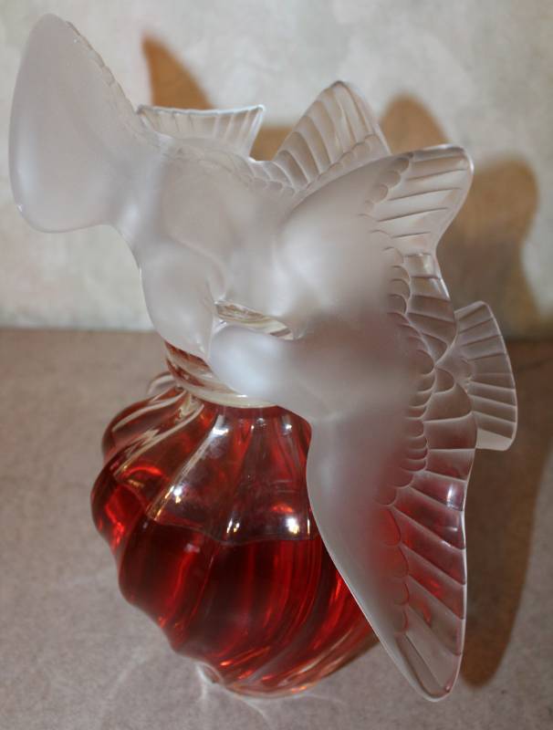 lot 1606 image: Decanter of Unknown Liquid - Decorative Dove Topper