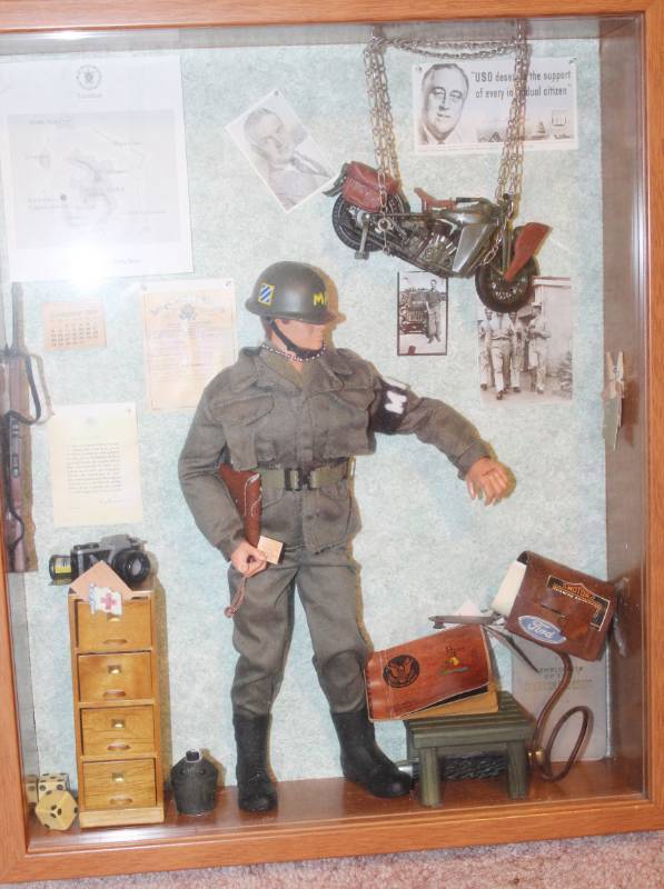 lot 1608 image: Collectible Military Shadow Box