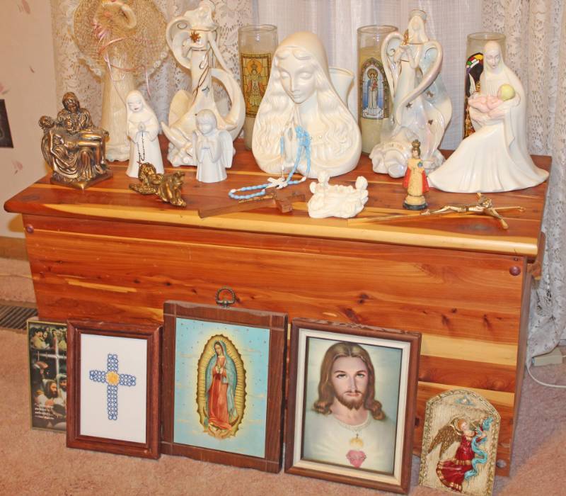 lot 1613 image: Religious Pictures and Figurines